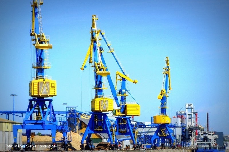 Kräne im Hafen von Wismar