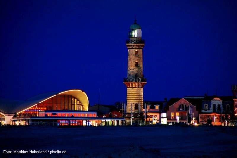 Leuchtturm Warnemünde bei Nacht