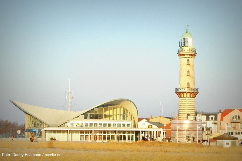 Der Leuchtturm Warnemünde bei Tag