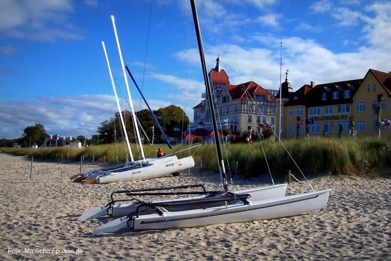 Segelbote vor dem Haus Meeresblick in Kühlungsborn an der Ostsee