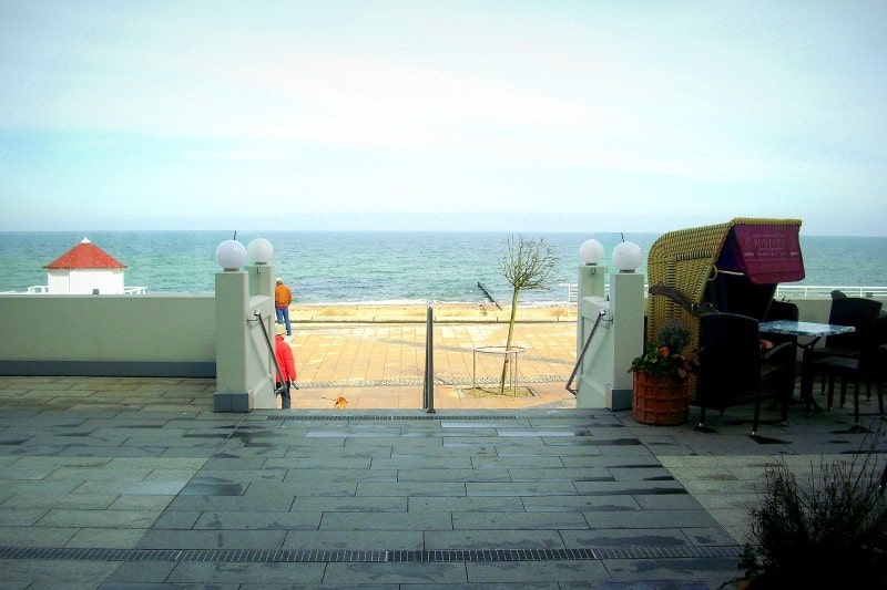 Der Haupteingang des Haus Meeresblick in Kühlungsborn liegt direkt am Wasser und der Ostsee