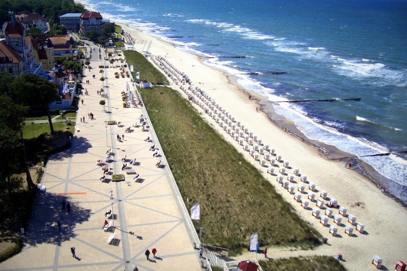 Blick aus der Vogelperspektive auf das Haus Meeresblick und die Strandpromenade in Kühlungsborn an der Ostsee