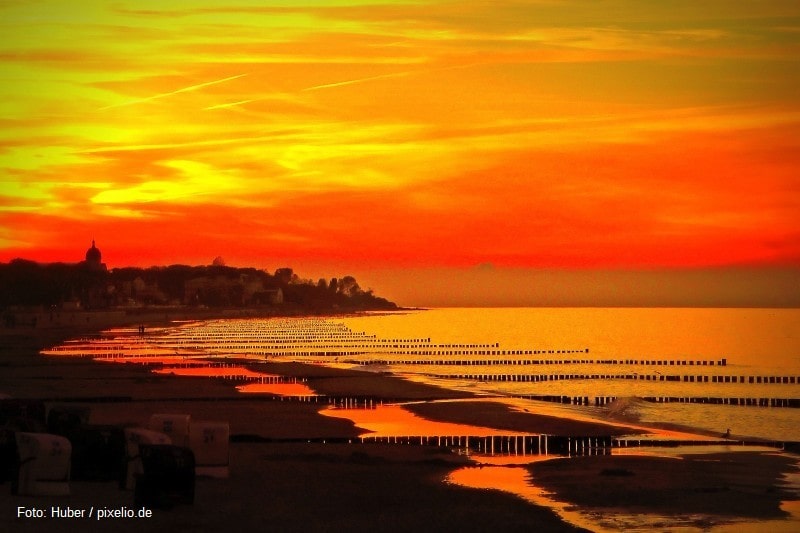 Sonnenuntergang über dem Haus Meeresblick in Kühlungsborn an der Ostsee