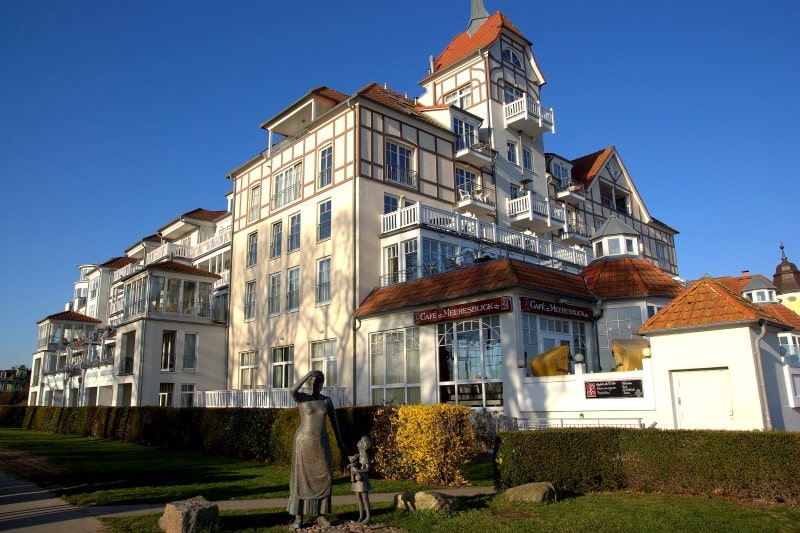 Außenansicht vom Meer der exklusiven Ferienwohnung 1.07 im Haus Meeresblick in Kühlungsborn in grandioser Lage direkt an der Ostsee: MeeresBlick | Urlaubstraum an der Ostsee