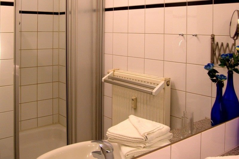 Badezimmer der exklusiven Ferienwohnung 1.07 im Haus Meeresblick in Kühlungsborn in grandioser Lage direkt an der Ostsee: MeeresBlick | Urlaubstraum an der Ostsee