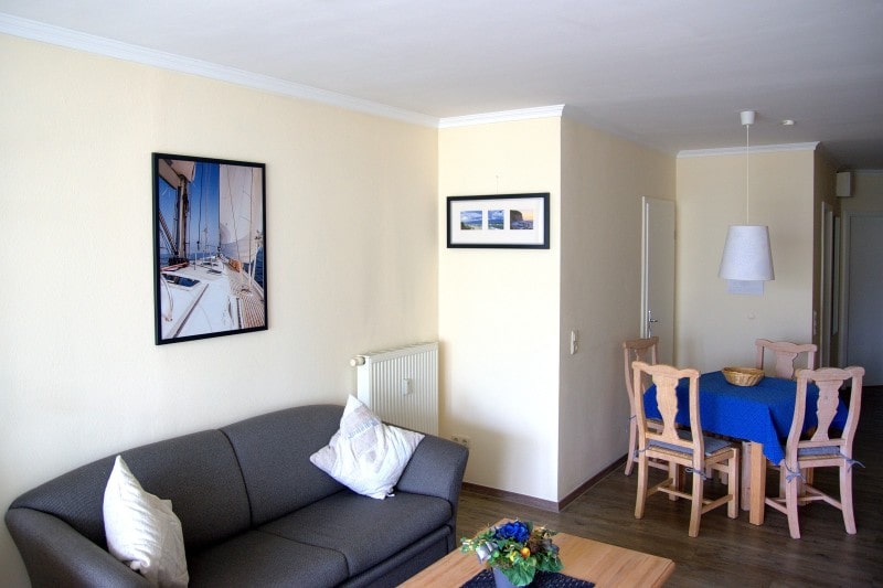 Wohn- und Essbereich der exklusiven Ferienwohnung 1.07 im Haus Meeresblick in Kühlungsborn in grandioser Lage direkt an der Ostsee: MeeresBlick | Urlaubstraum an der Ostsee